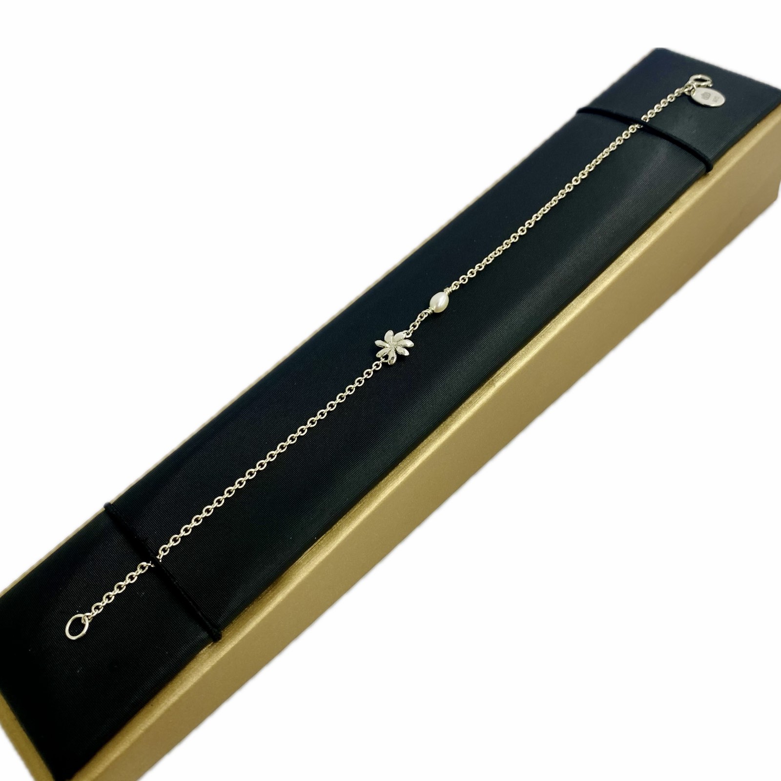 Bracelet with a Tiare Flower Charm and a Freshwater Keshi in Sterling Silver (925)